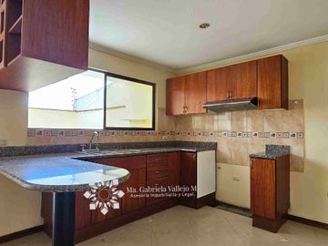 SE VENDE - CASA CON 3 DORMITORIOS, PATIO POSTERIOR AMPLIO, DENTRO DE CONDOMINIO PRIVADO.