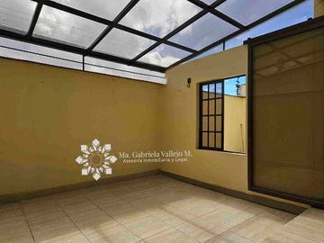 SE VENDE - CASA CON 3 DORMITORIOS, PATIO POSTERIOR AMPLIO, DENTRO DE CONDOMINIO PRIVADO.
