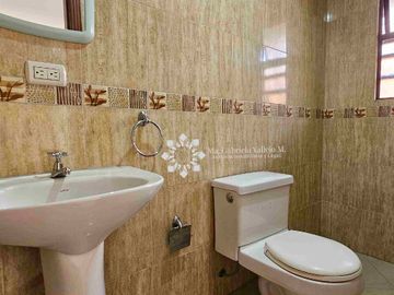 SE VENDE - CASA CON 3 DORMITORIOS, PATIO POSTERIOR AMPLIO, DENTRO DE CONDOMINIO PRIVADO.