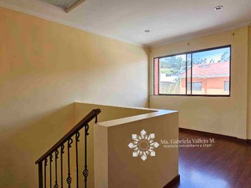 SE VENDE - CASA CON 3 DORMITORIOS, PATIO POSTERIOR AMPLIO, DENTRO DE CONDOMINIO PRIVADO.