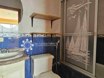 SE VENDE - CASA CON 3 DORMITORIOS, PATIO POSTERIOR AMPLIO, DENTRO DE CONDOMINIO PRIVADO.