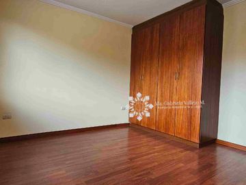 SE VENDE - CASA CON 3 DORMITORIOS, PATIO POSTERIOR AMPLIO, DENTRO DE CONDOMINIO PRIVADO.