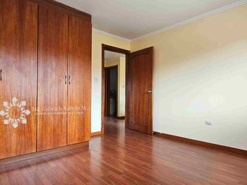 SE VENDE - CASA CON 3 DORMITORIOS, PATIO POSTERIOR AMPLIO, DENTRO DE CONDOMINIO PRIVADO.