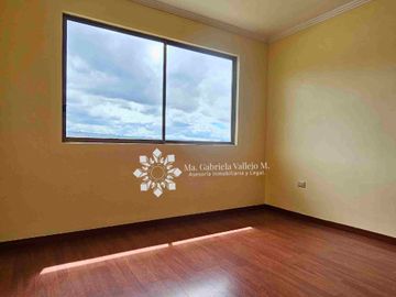 SE VENDE - CASA CON 3 DORMITORIOS, PATIO POSTERIOR AMPLIO, DENTRO DE CONDOMINIO PRIVADO.