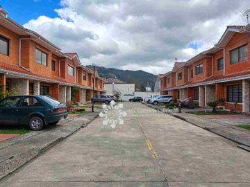 SE VENDE - CASA CON 3 DORMITORIOS, PATIO POSTERIOR AMPLIO, DENTRO DE CONDOMINIO PRIVADO.