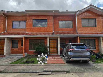 SE VENDE - CASA CON 3 DORMITORIOS, PATIO POSTERIOR AMPLIO, DENTRO DE CONDOMINIO PRIVADO.