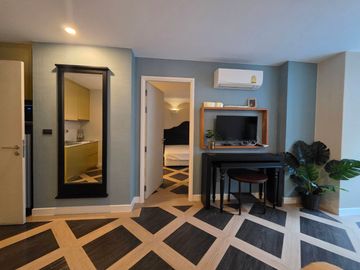 Poolside Balcony!!! Direct Access to the Pool! For Sale: Espana Condo Resort, 44.09 SQ.M. Prime Location! Right on Jomtien Second Road