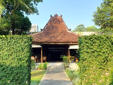 Rumah Estetik dan Natural dengan Joglo dan Kolam Renang di Maguwoharjo