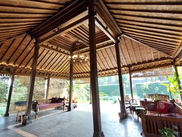 Rumah Estetik dan Natural dengan Joglo dan Kolam Renang di Maguwoharjo
