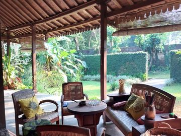 Rumah Estetik dan Natural dengan Joglo dan Kolam Renang di Maguwoharjo