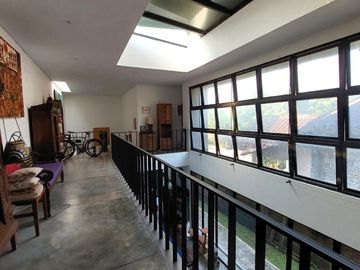 Rumah Estetik dan Natural dengan Joglo dan Kolam Renang di Maguwoharjo