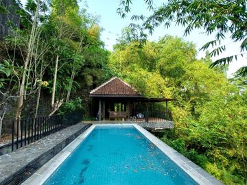 Rumah Estetik dan Natural dengan Joglo dan Kolam Renang di Maguwoharjo