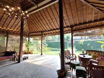Rumah Estetik dan Natural dengan Joglo dan Kolam Renang di Maguwoharjo