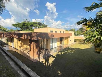 Se vende casa campestre en Armenia Bosques del Edén