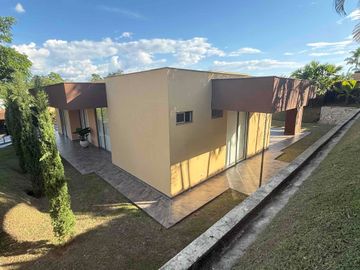 Se vende casa campestre en Armenia Bosques del Edén