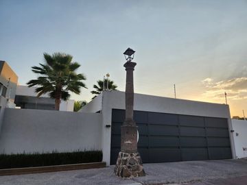 Casa en venta , 4 habitaciones ,Balcones de Juriquilla, con alberca .