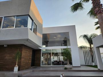 Casa en venta , 4 habitaciones ,Balcones de Juriquilla, con alberca .
