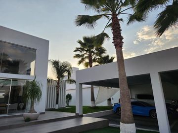 Casa en venta , 4 habitaciones ,Balcones de Juriquilla, con alberca .
