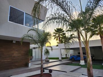 Casa en venta , 4 habitaciones ,Balcones de Juriquilla, con alberca .