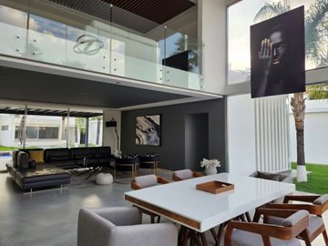 Casa en venta , 4 habitaciones ,Balcones de Juriquilla, con alberca .