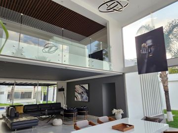 Casa en venta , 4 habitaciones ,Balcones de Juriquilla, con alberca .