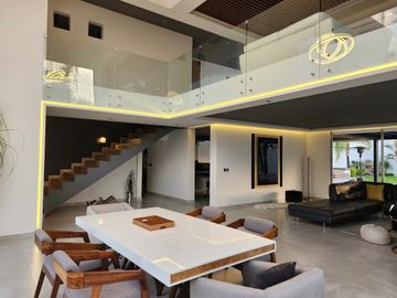 Casa en venta , 4 habitaciones ,Balcones de Juriquilla, con alberca .