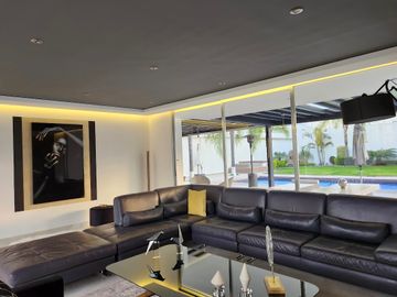 Casa en venta , 4 habitaciones ,Balcones de Juriquilla, con alberca .