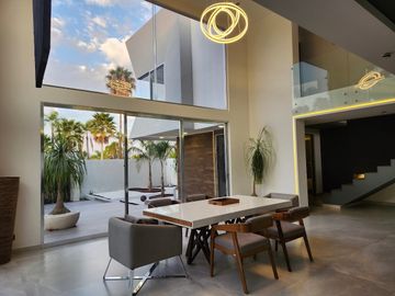Casa en venta , 4 habitaciones ,Balcones de Juriquilla, con alberca .