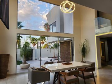 Casa en venta , 4 habitaciones ,Balcones de Juriquilla, con alberca .