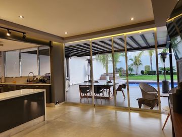 Casa en venta , 4 habitaciones ,Balcones de Juriquilla, con alberca .