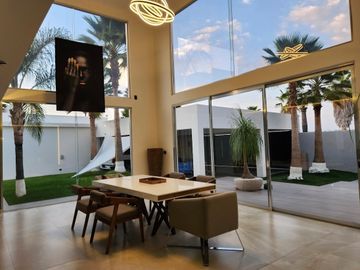 Casa en venta , 4 habitaciones ,Balcones de Juriquilla, con alberca .