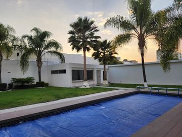 Casa en venta , 4 habitaciones ,Balcones de Juriquilla, con alberca .