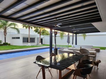 Casa en venta , 4 habitaciones ,Balcones de Juriquilla, con alberca .