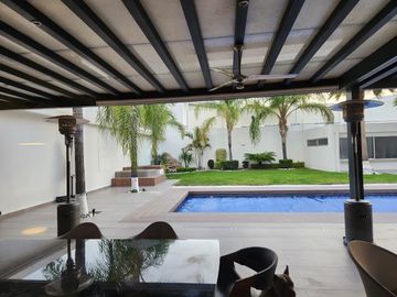 Casa en venta , 4 habitaciones ,Balcones de Juriquilla, con alberca .
