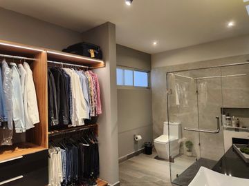 Casa en venta , 4 habitaciones ,Balcones de Juriquilla, con alberca .