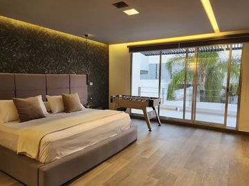 Casa en venta , 4 habitaciones ,Balcones de Juriquilla, con alberca .
