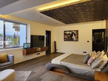 Casa en venta , 4 habitaciones ,Balcones de Juriquilla, con alberca .