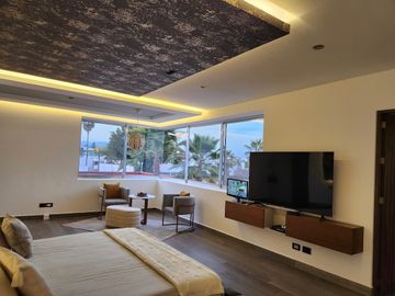 Casa en venta , 4 habitaciones ,Balcones de Juriquilla, con alberca .
