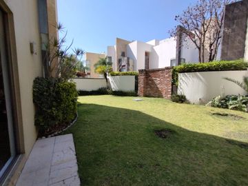 MARAVILLOSA RESIDENCIA EN VENTA EN EXCLUSIVO CONDOMINIO EN LA PARTE BAJA DE SAN JERÓNIMO