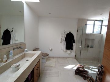 MARAVILLOSA RESIDENCIA EN VENTA EN EXCLUSIVO CONDOMINIO EN LA PARTE BAJA DE SAN JERÓNIMO