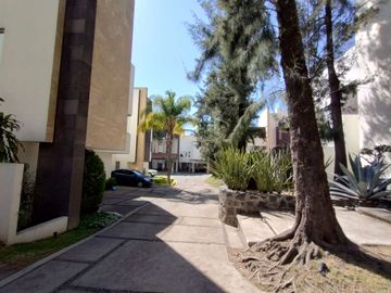 MARAVILLOSA RESIDENCIA EN VENTA EN EXCLUSIVO CONDOMINIO EN LA PARTE BAJA DE SAN JERÓNIMO
