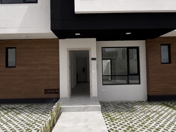 Casa por estrenar en Tumbaco-Frenre a la piscina, en conjunto moderno y seguro.