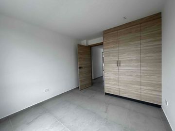 Casa por estrenar en Tumbaco-Frenre a la piscina, en conjunto moderno y seguro.