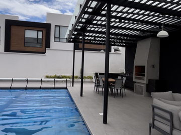 Casa por estrenar en Tumbaco-Frenre a la piscina, en conjunto moderno y seguro.