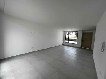 Casa por estrenar en Tumbaco-Frenre a la piscina, en conjunto moderno y seguro.