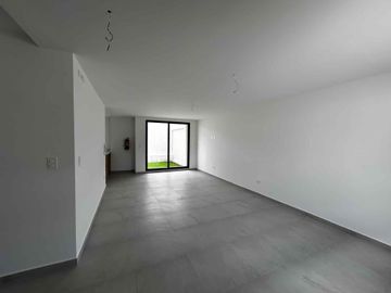Casa por estrenar en Tumbaco-Frenre a la piscina, en conjunto moderno y seguro.
