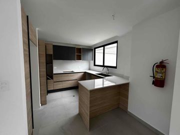 Casa por estrenar en Tumbaco-Frenre a la piscina, en conjunto moderno y seguro.
