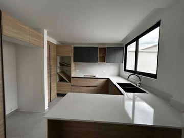 Casa por estrenar en Tumbaco-Frenre a la piscina, en conjunto moderno y seguro.