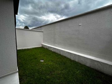 Casa por estrenar en Tumbaco-Frenre a la piscina, en conjunto moderno y seguro.