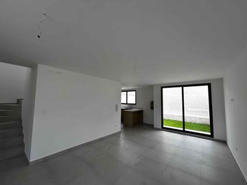 Casa por estrenar en Tumbaco-Frenre a la piscina, en conjunto moderno y seguro.